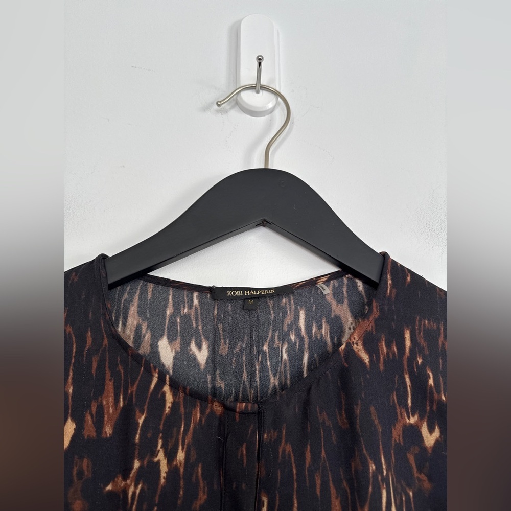 KOBI HALPERIN - The Leoni Leopard Print 100% SILK Blouse. Medium P2P 21" - Picture 6 of 9